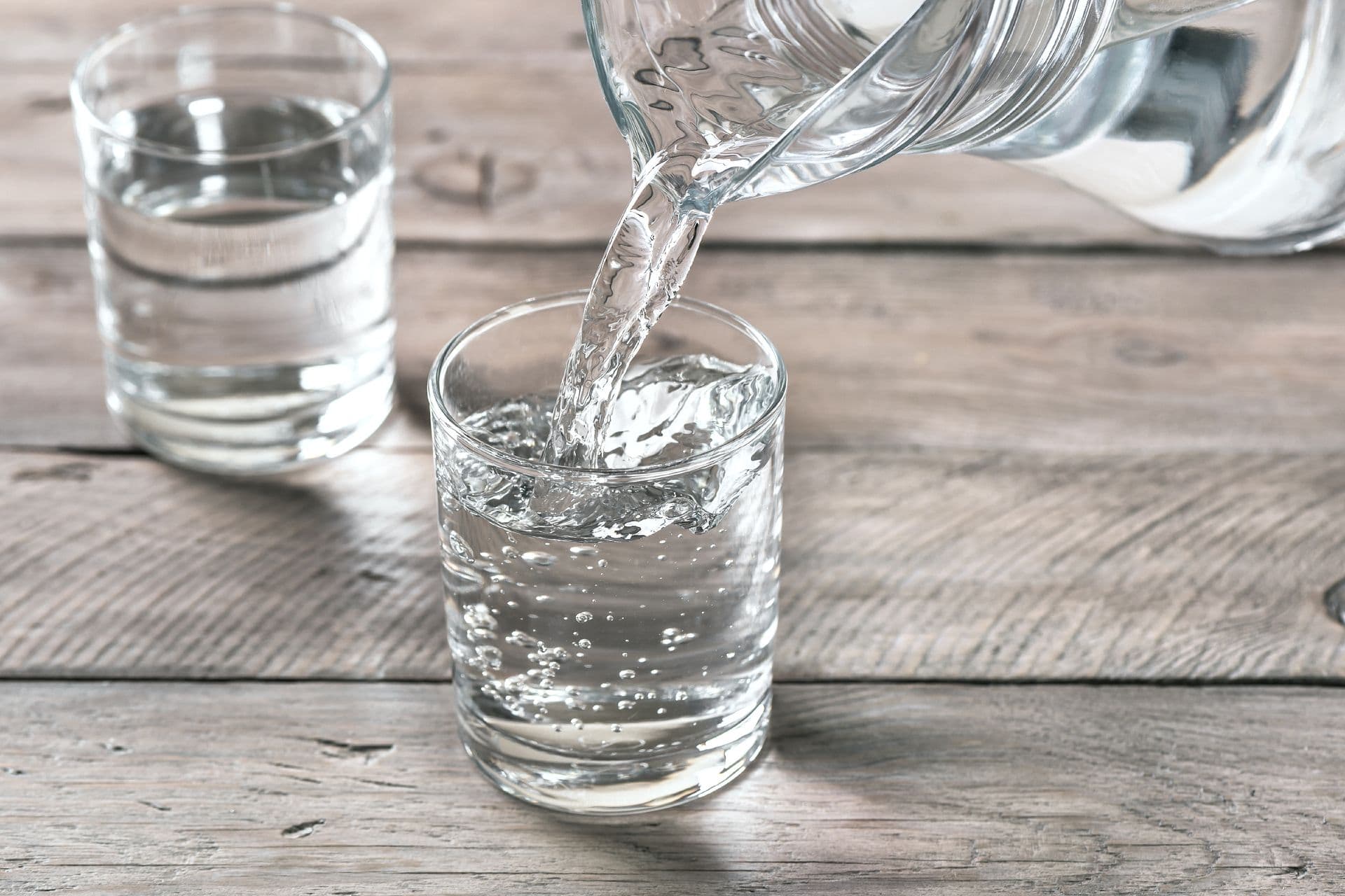 fewa-main-bigstock-Water-Pouring-Into-Glass-Glas-423670691.jpg